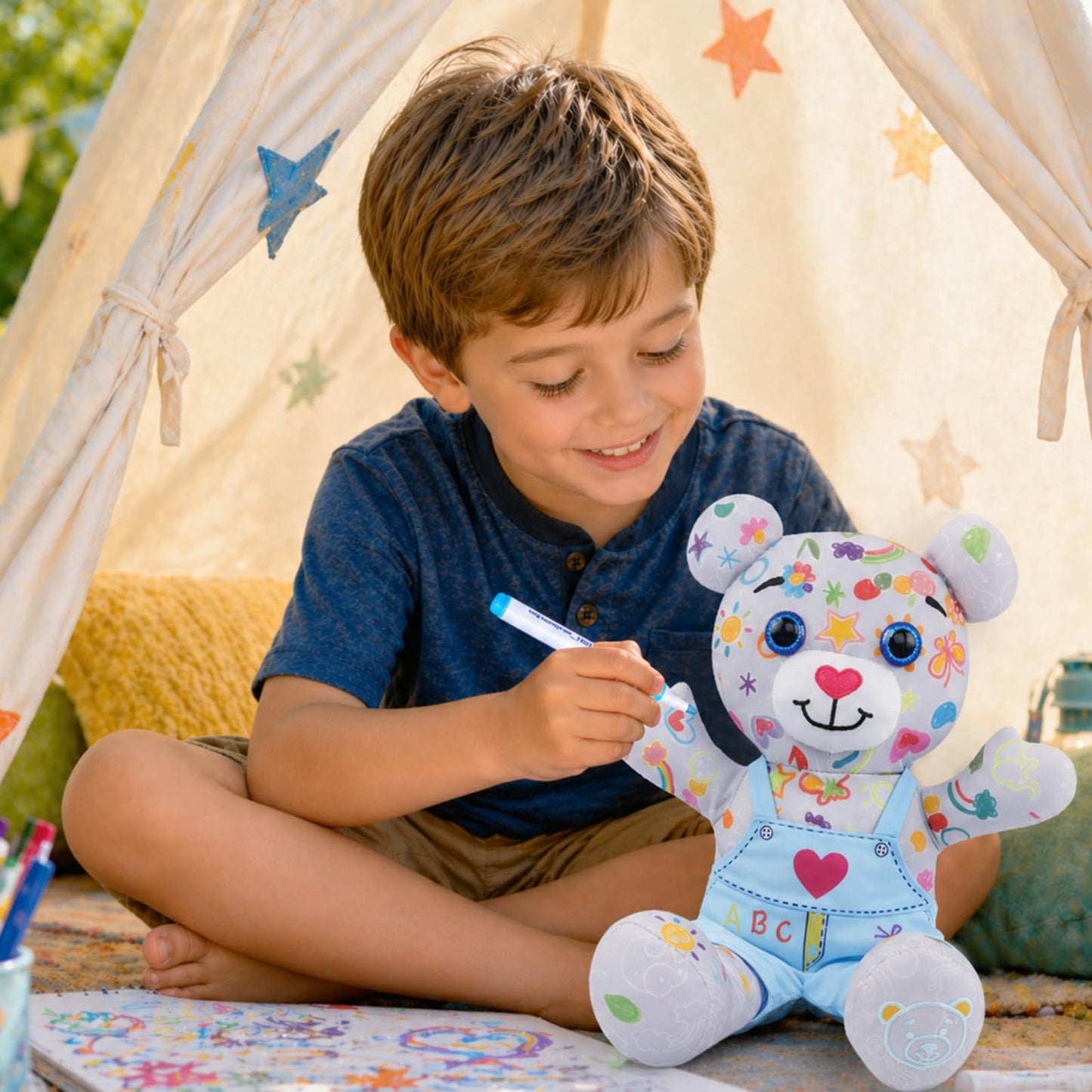 DRAWMYTOY Peluche à Colorier Doodle — 12 Marqueurs Lavables, Lavable en Machine | 3-8 Ans