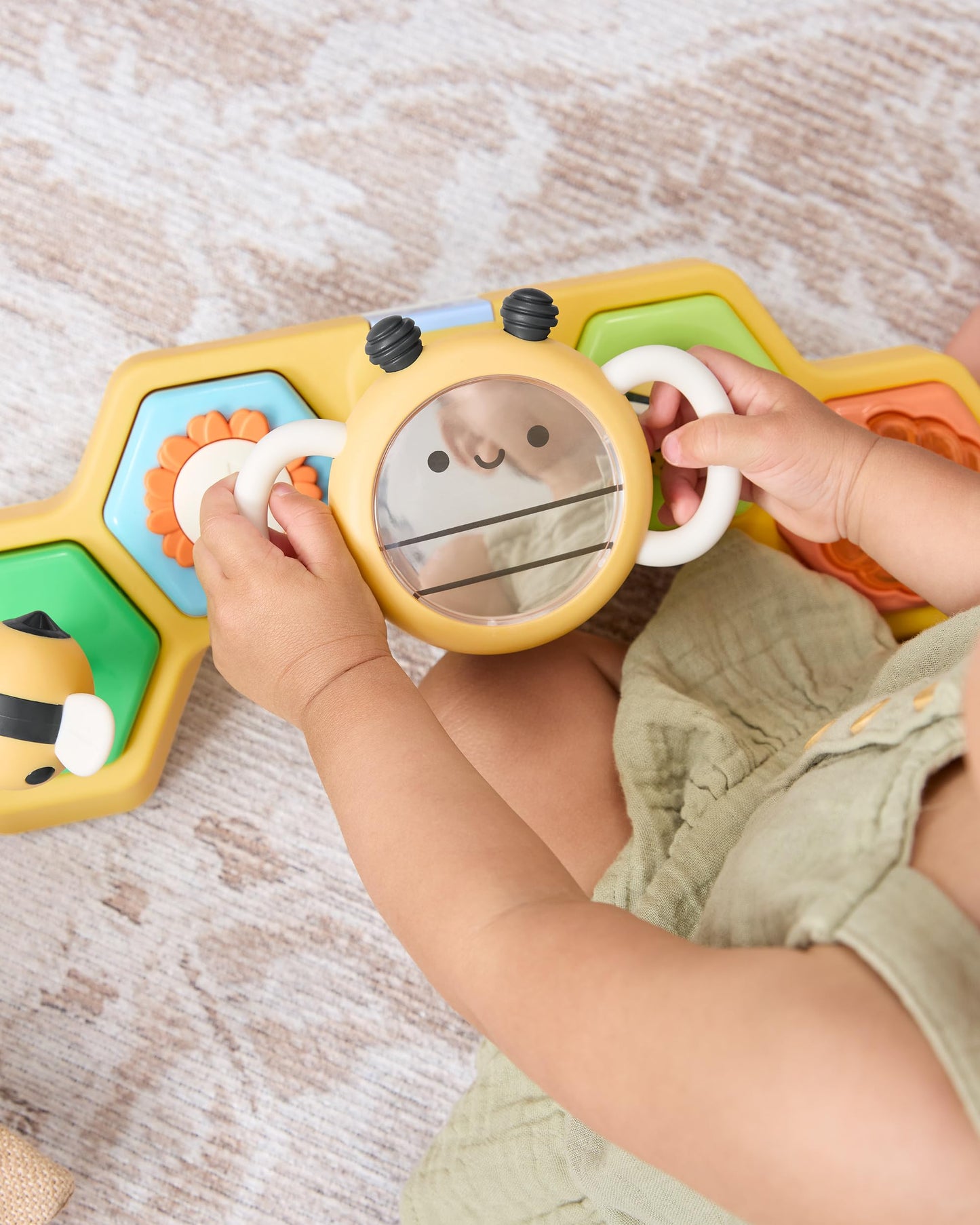 Skip Hop Volant Interactif Farmstand See & Bee — 2-en-1 Plat Ventre & Assis, Musique & Miroir | Dès 3 Mois
